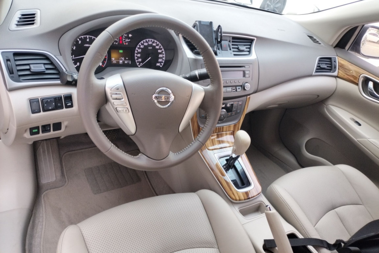 日产 轩逸 2014款 1.6XV CVT尊享版中控内饰7002