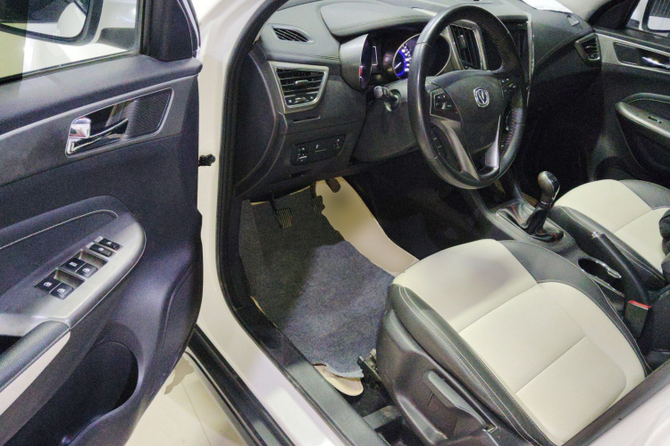 长安CS35 2017款 1.6L 手动豪华型中控内饰7003