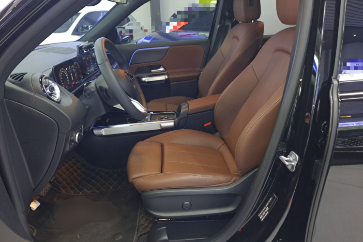 奔驰GLB 2025款 GLB 220 动感型中控内饰19