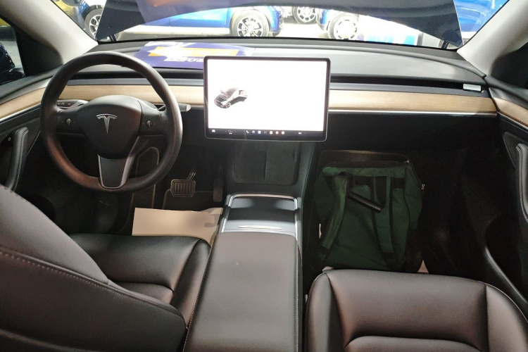 特斯拉 Model Y 2021款 长续航全轮驱动版中控内饰7002