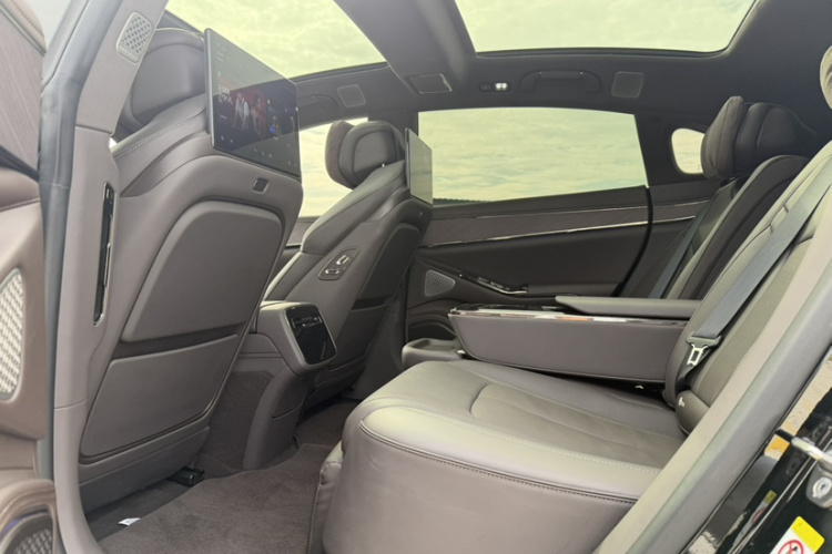 腾势Z9 2024款 1100km 四驱Ultra版中控内饰7003