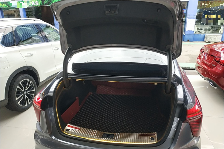 红旗H5 2024款 2.0T 自动智联旗畅版中控内饰23