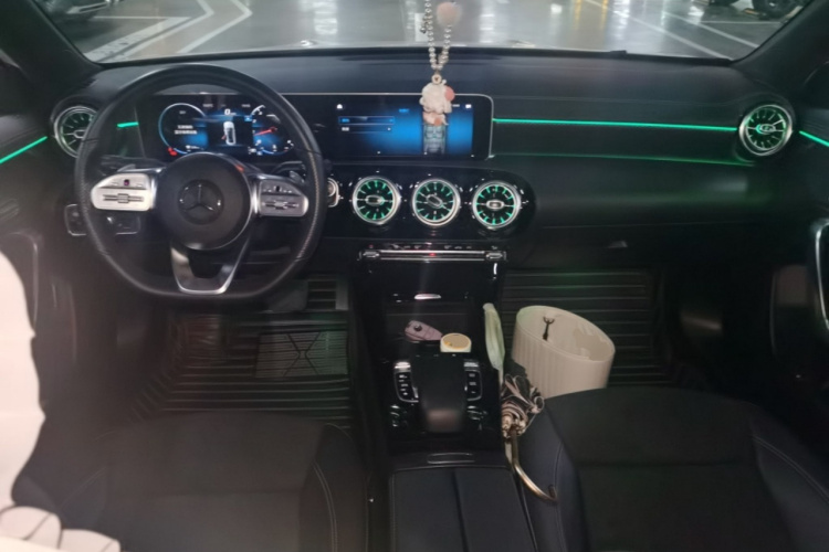 奔驰A级 2019款 A 200 L 运动轿车中控内饰7002