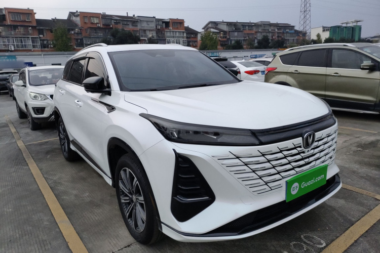 长安CS75 PLUS 2025款 第三代 冠军版 1.5T 劲航型车身外观3