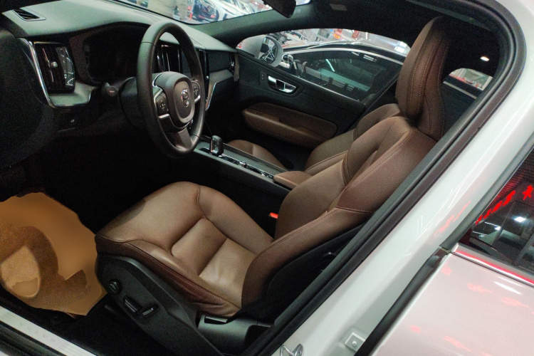 沃尔沃XC60 2023款 B5 四驱智逸豪华版中控内饰19