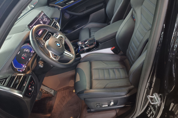 宝马X4 2022款  M40i中控内饰19