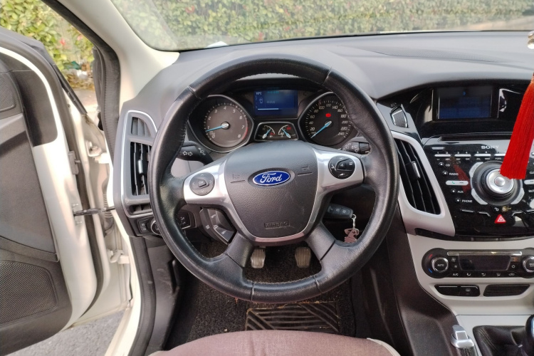 福特 福克斯 2012款 两厢 2.0L 手动豪华运动型局部细节13