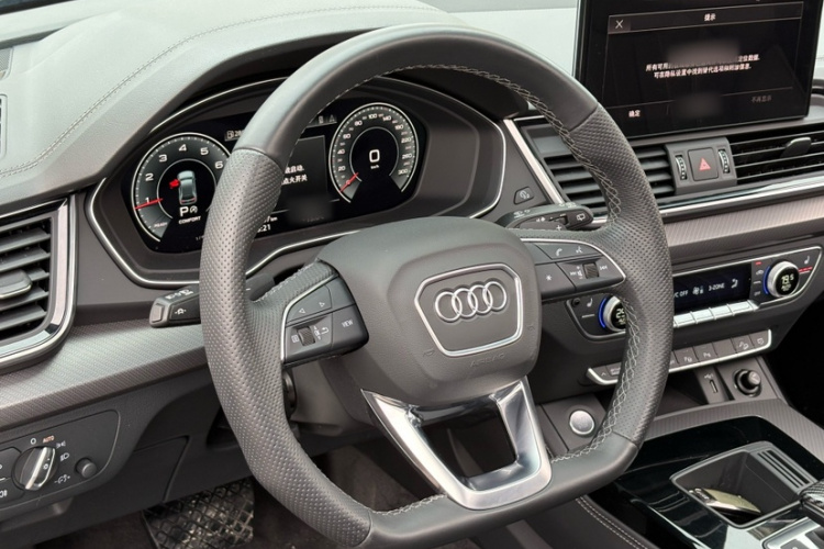 奥迪Q5L 2022款 45T 豪华动感型中控内饰7010