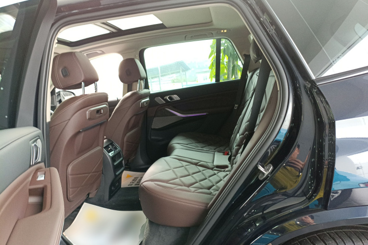 宝马X5 2023款 xDrive 30Li 尊享型M运动曜夜套装中控内饰7004