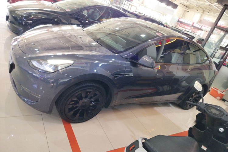 特斯拉 Model Y 2021款 长续航全轮驱动版车身外观4
