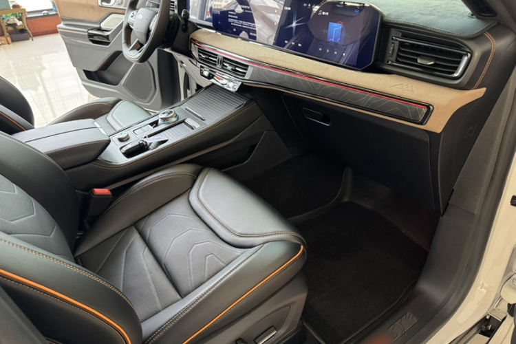 福特 探险者 2023款 EcoBoost 285 昆仑巅峰版 6座中控内饰7009