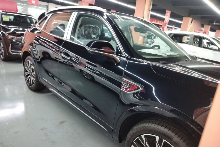 红旗HS5 2023款 2.0T 四驱旗享Pro版车身外观3