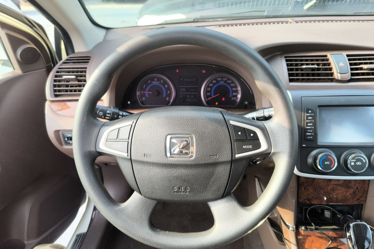 众泰Z300 2014款 1.6L 都市版自动豪华型中控内饰13