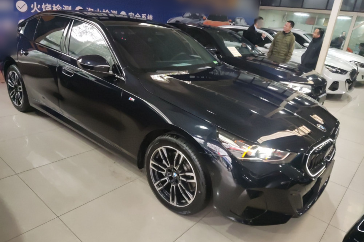 宝马5系 2025款 530Li 领先型 M运动套装车身外观6002