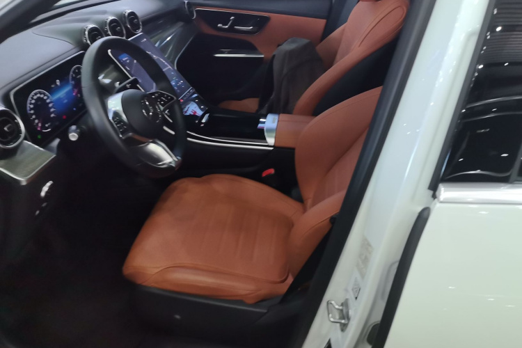奔驰GLC 2023款 GLC 260 L 4MATIC 动感型 7座中控内饰19