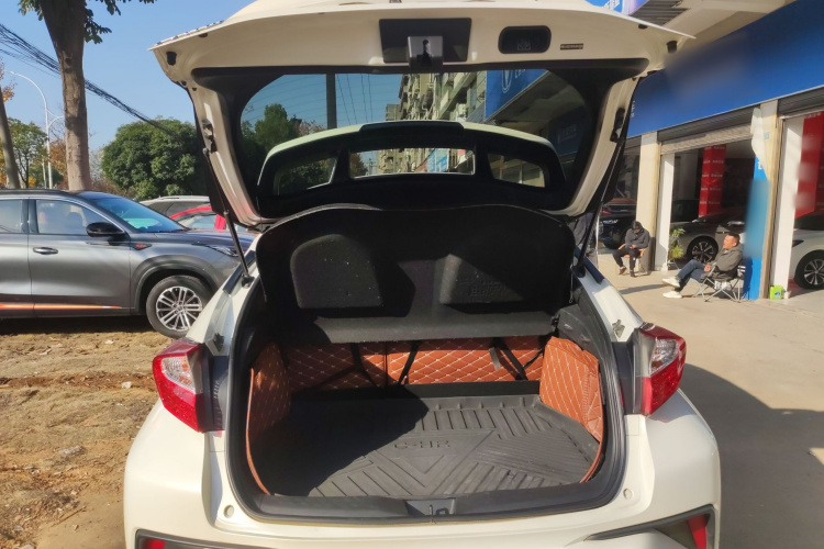 丰田C-HR 2018款 2.0L 领先天窗版 国V局部细节23