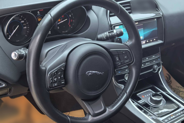 捷豹XEL 2019款 2.0T 200PS 精英版中控内饰7004