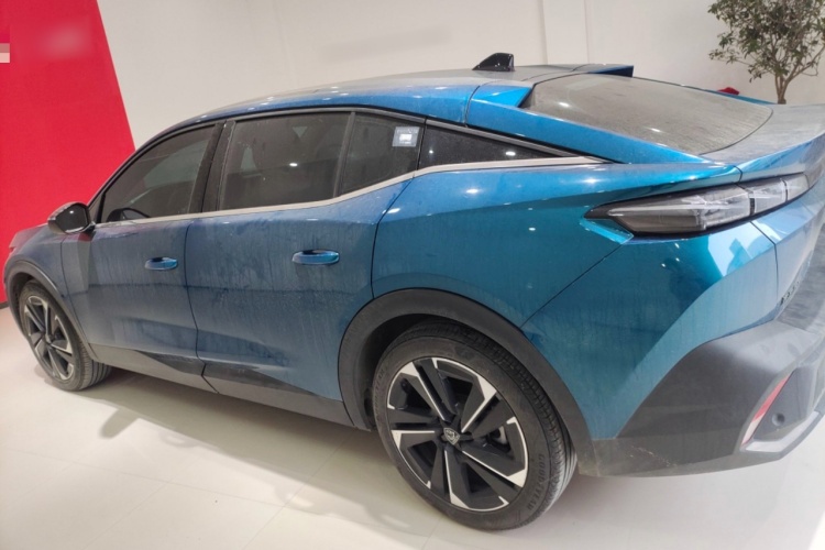 标致408X 2023款 魅力版车身外观4