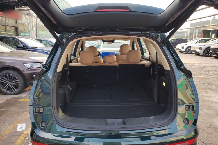 蓝电E5 PLUS 2025款 165km 长续航版PLUS 7座机舱底盘23