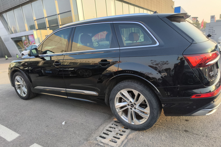 奥迪Q7 2022款 45 TFSI quattro S line运动型车身外观6003
