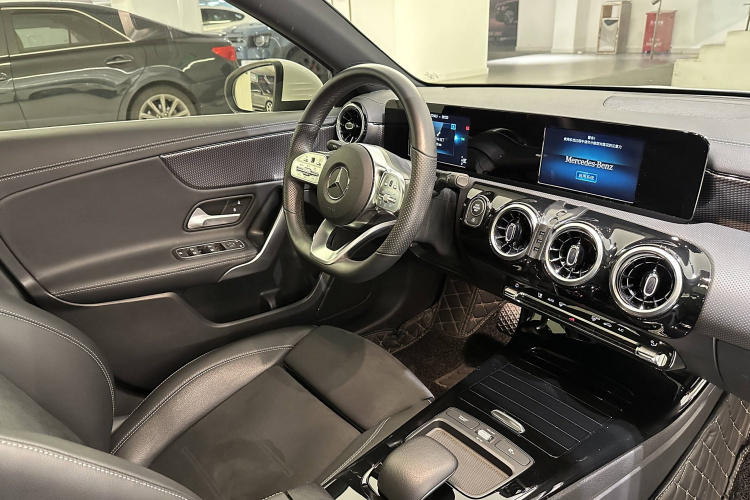 奔驰A级 2019款 A 180 L 运动轿车中控内饰7011