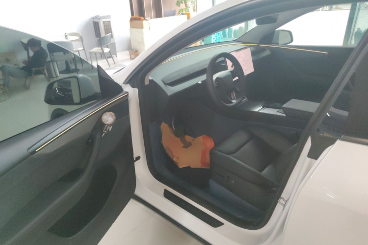 特斯拉 Model Y 2025款 长续航全轮驱动版中控内饰7003