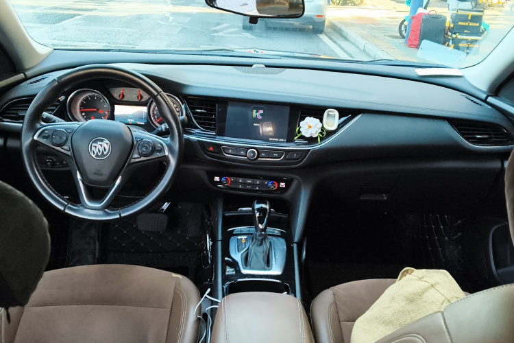 别克 君威 2019款 20T 精英型 国VI中控内饰12