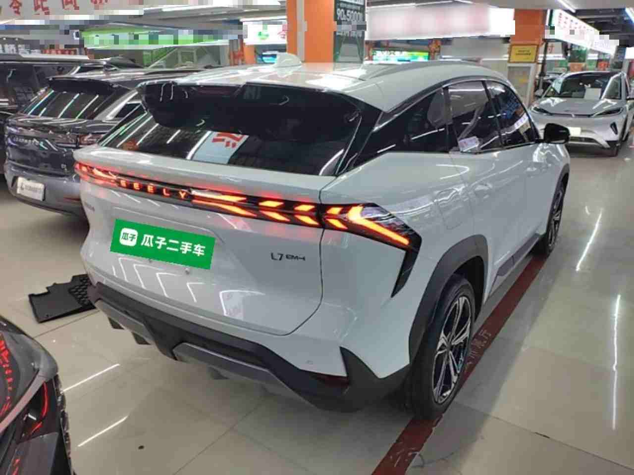 车辆右后45度外观展示