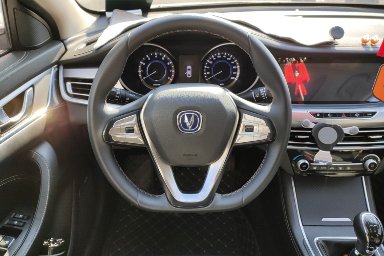 长安 逸动 2018款 高能版 1.6L GDI 手动先锋型 国V中控内饰13