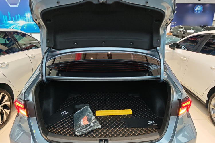 丰田 卡罗拉 2023款 1.8L 智能电混双擎 精英版机舱底盘23