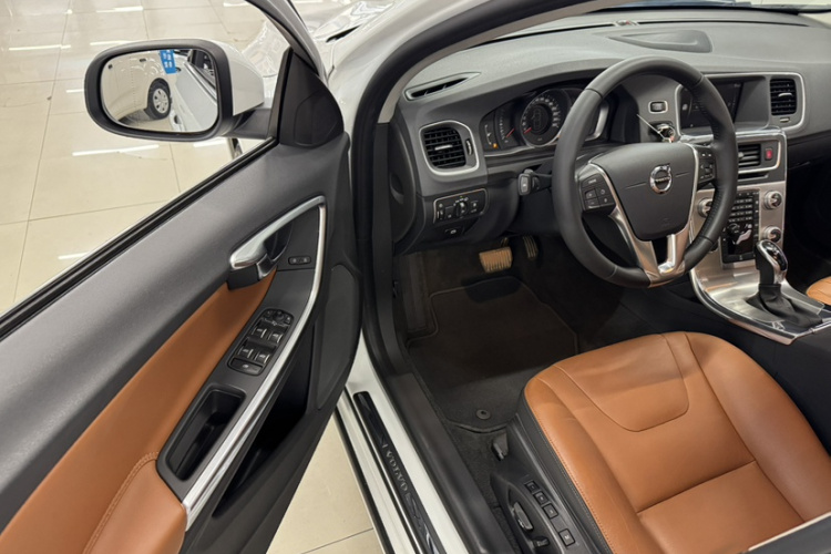 沃尔沃S60 2019款 S60L 改款 T5 智进进阶版中控内饰7002