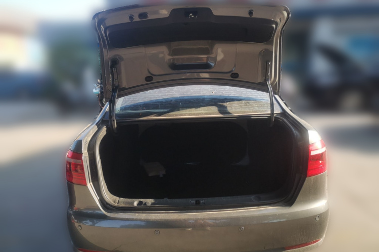 大众 朗逸 2013款 改款经典 1.6L 手动风尚版中控内饰23