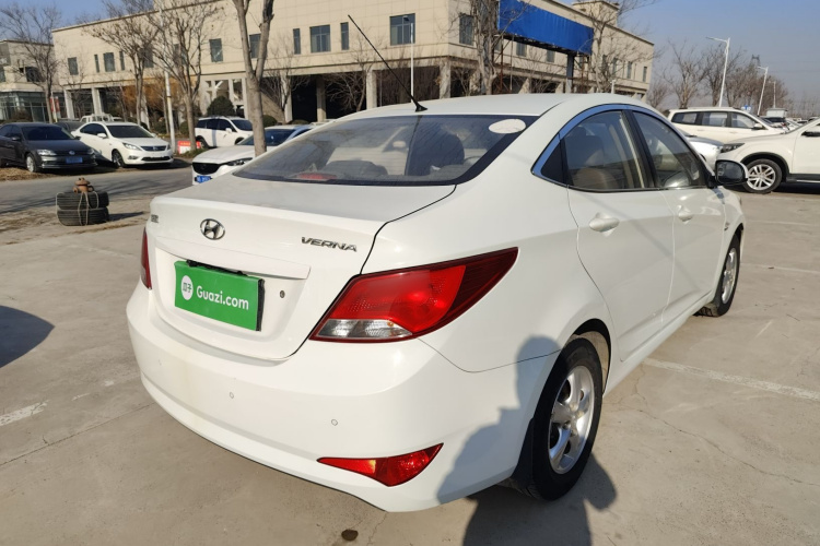 现代 瑞纳 2014款 1.4L 手动智能型GLS车身外观7