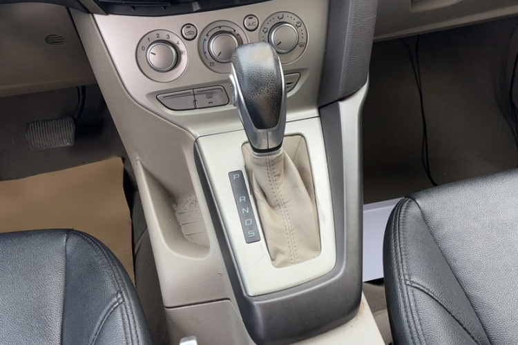 福特 福克斯 2012款 三厢 1.6L 自动舒适型局部细节18