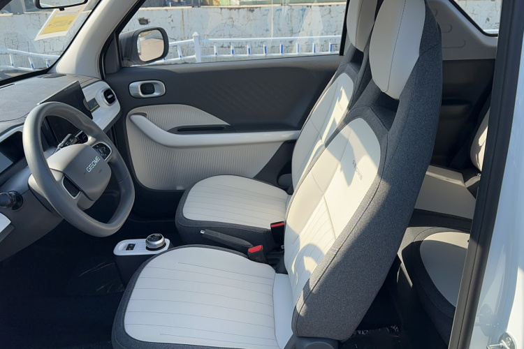 吉利银河 2025款 210km 熊猫卡丁中控内饰7003