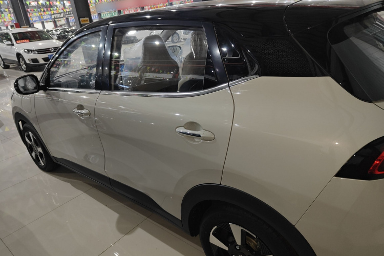 五菱汽车 五菱缤果PLUS 2024款 330km 五座版车身外观4