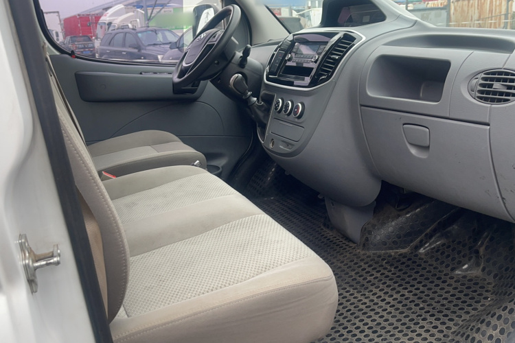 上汽大通MAXUS 新途V80 2021款 2.0T 手动经典城配王短轴超低顶3座中控内饰7005