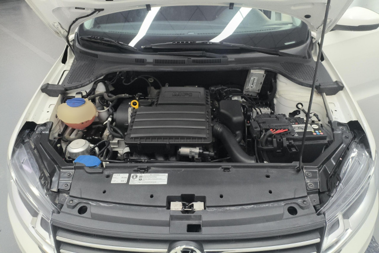 大众 桑塔纳 2021款 1.5L 手动风尚版机舱底盘24