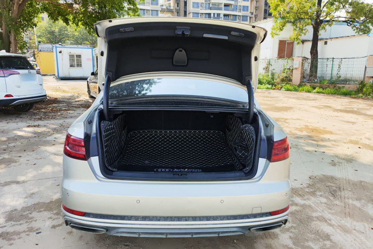 奥迪A4L 2019款 45 TFSI quattro 个性运动版 国V机舱底盘23