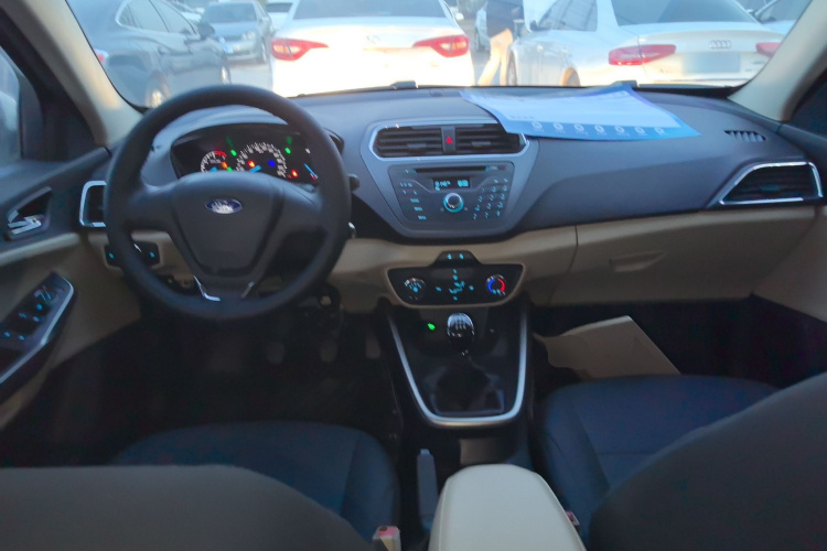 福特 福睿斯 2015款 1.5L 手动舒适型中控内饰12
