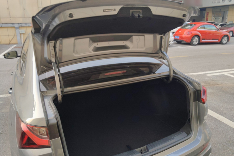 荣威i5 2023款 1.5L CVT尊荣版机舱底盘23