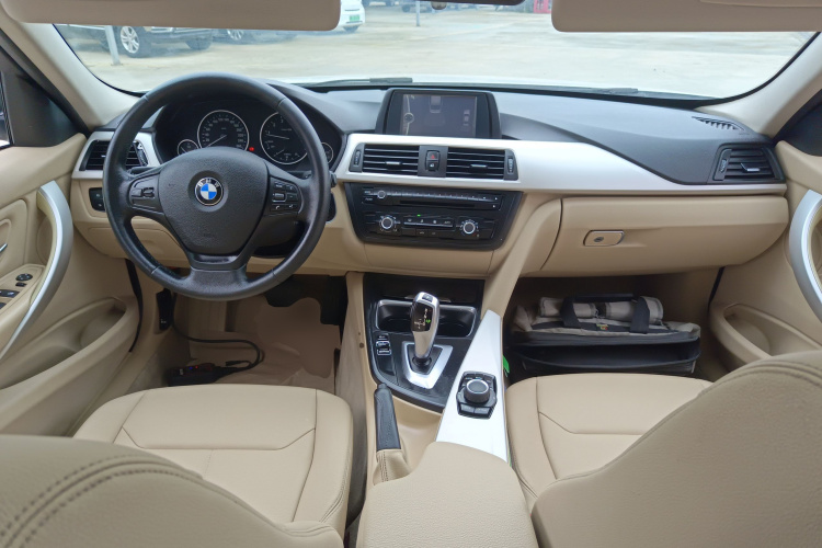 宝马3系 2013款 316i 进取型中控内饰12