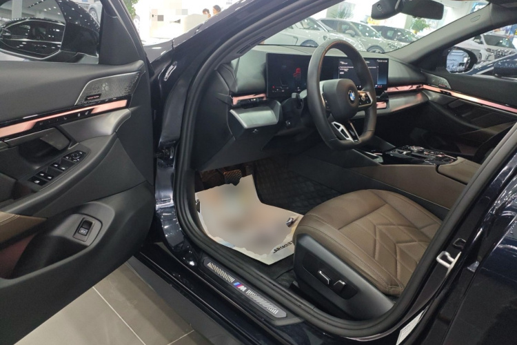宝马5系 2024款 530Li 领先型 M运动套装中控内饰7003