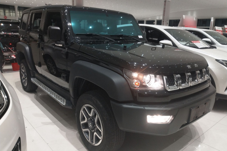 北京越野 北京BJ40 2016款 40L 2.3T 自动四驱尊享版车身外观3