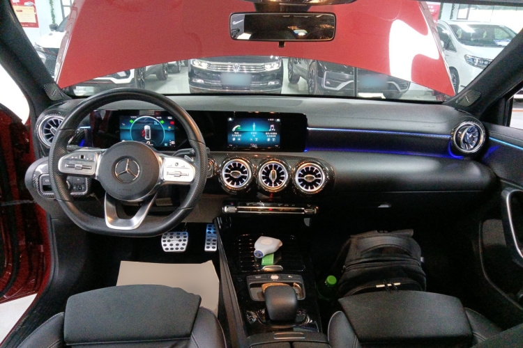 奔驰A级 2019款 改款 A 180 L 运动轿车中控内饰12