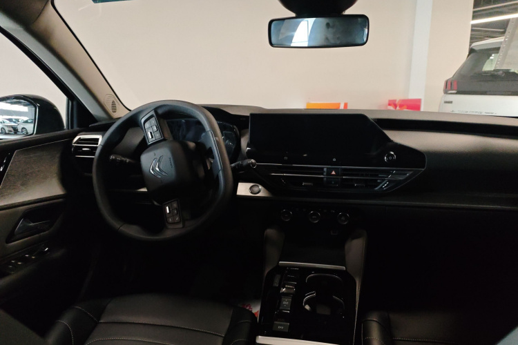 雪铁龙 凡尔赛C5 X 2025款 1.6T 海外版中控内饰7003