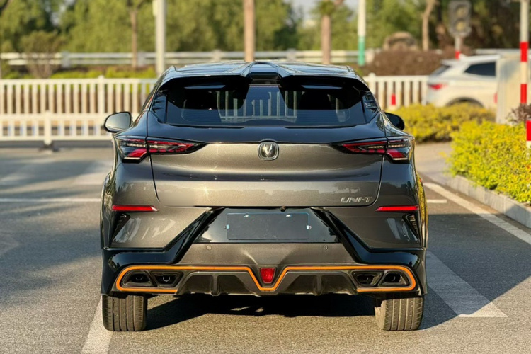 长安UNI-T 2022款 1.5T 运动版 尊贵型车身外观6002