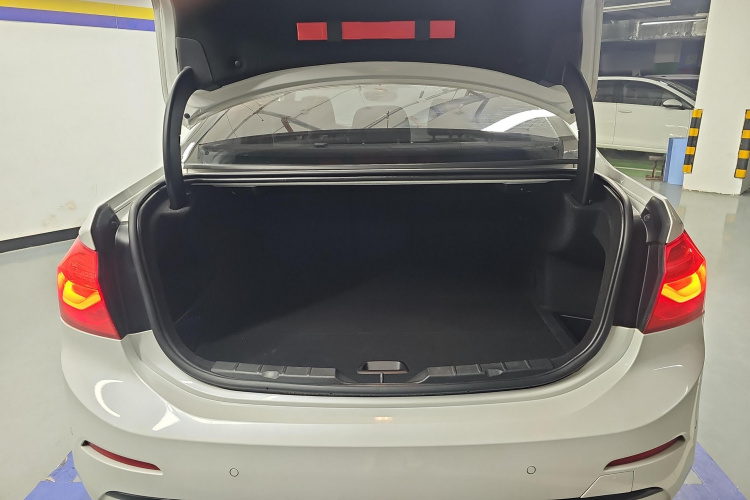 宝马1系 2018款 118i 设计套装型机舱底盘23