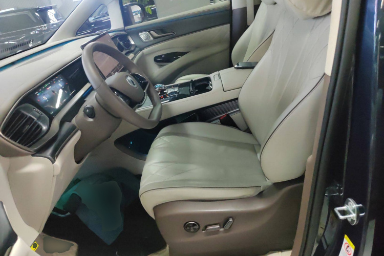 腾势D9 2022款 DM-i 970 四驱旗舰型中控内饰19