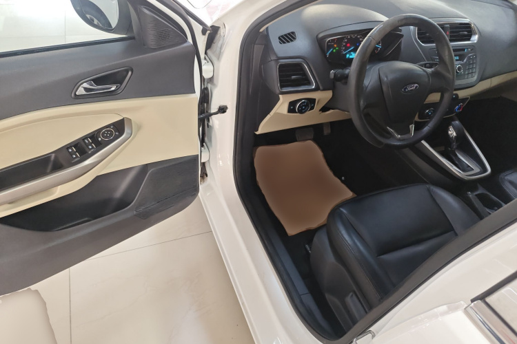 福特 福睿斯 2015款 1.5L 自动舒适型中控内饰20